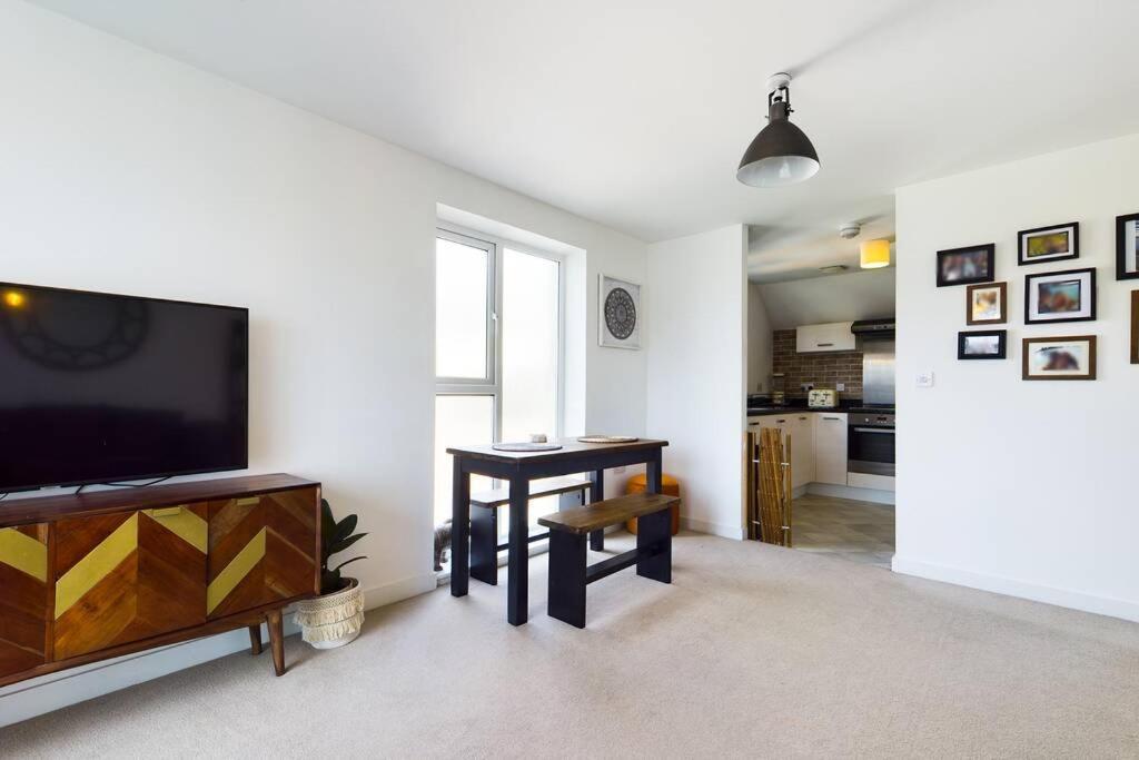 Chic City Centre Apartment With Allocated Parking Swansea Exterior foto